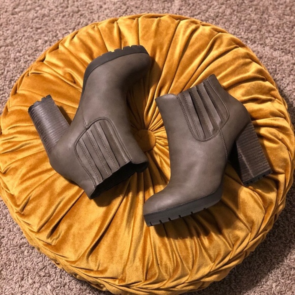 Madden Girl Mazzie Booties, size 9